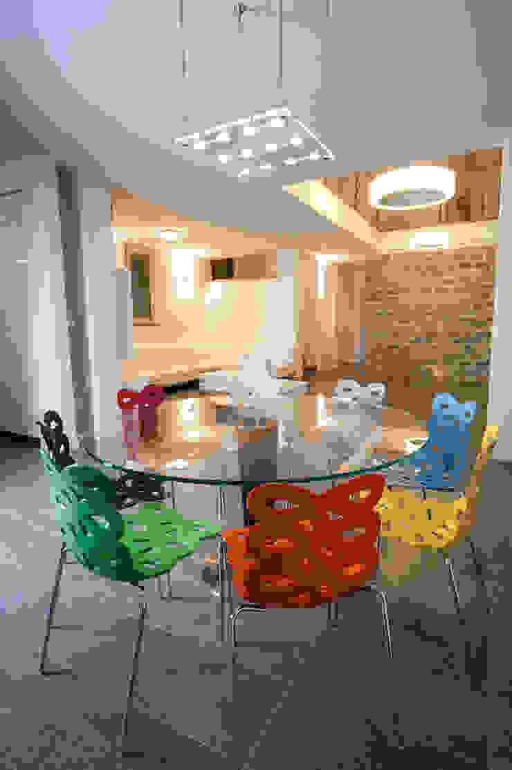 Villa unifamiliare a Bastia Umbra (PG), Fabricamus - Architettura e Ingegneria Fabricamus - Architettura e Ingegneria Sala da pranzo moderna sedie colorate,sala pranzo,tavolo tondo,tavolo vetro,sedie cucina,sedie creative,tavolo cucina