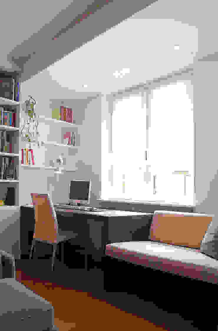 Scrittoio con seduta Filippo Colombetti, Architetto Studio minimalista Legno Marrone scrivania,glass,sliding wall,parete in vetro,porte in cristallo scorrevoli,pareti curve scorrevoli,porte a pannello,parquet in rovere grigio.