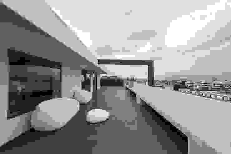 Attico sullo Stretto, Mobilificio Marchese Mobilificio Marchese Balkon, Beranda & Teras Minimalis