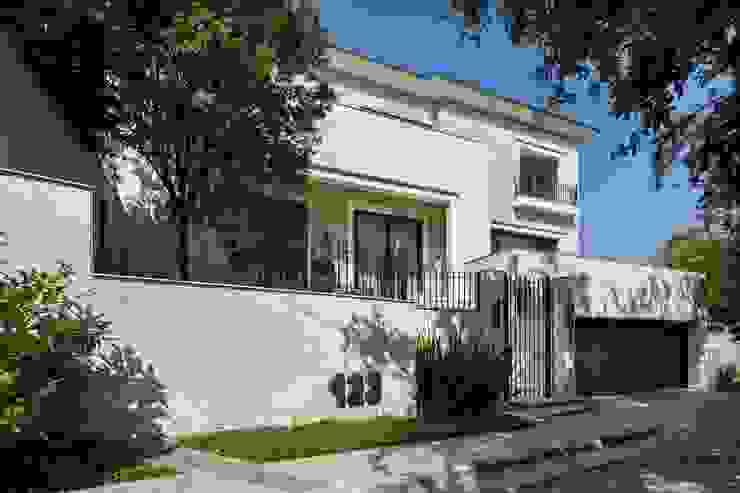 FACHADA PRINCIPAL Rousseau Arquitectos Casas modernas fachada,cercos,cochera,beige,blanco