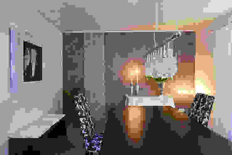 Wohnraum-Wandgestaltung mit Marmorputz Einwandfrei - innovative Malerarbeiten oHG Moderne Esszimmer Tisch,Möbel,Stuhl,Gebäude,Anlage,Holz,Beleuchtung,Innenarchitektur,Haus,Die Architektur