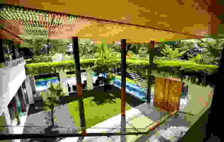 TANGGA HOUSE Guz Architects Balkon, Veranda & Terrasse