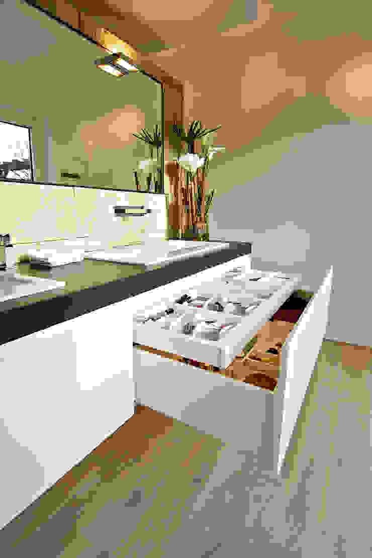 Waschtisch mit Apothekerschrank, Helm Design by Helm Einrichtung GmbH Helm Design by Helm Einrichtung GmbH Modern bathroom Storage