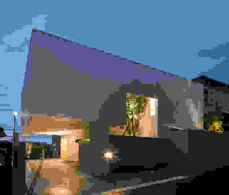 The House supplies a monotonous street with a passing view Kenji Yanagawa Architect and Associates モダンな 家 空,財産,シェード,建物,植物,壁,複合材料,材料特性,不動産,ファサード