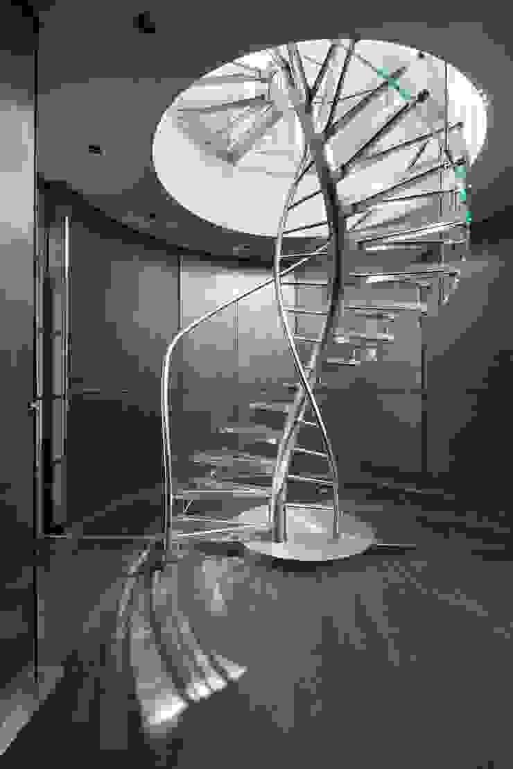 modern oleh EeStairs | Stairs and balustrades, Modern