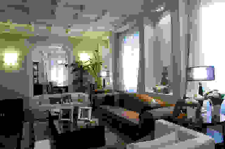 una casa classica, archbcstudio archbcstudio Soggiorno classico