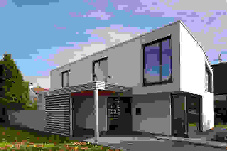Eingangsbereich pier7 architekten gmbh Moderne Häuser Himmel,Wolke,Gebäude,Anlage,Eigentum,Leuchte,Fenster,Haus,Grundstück,Schatten