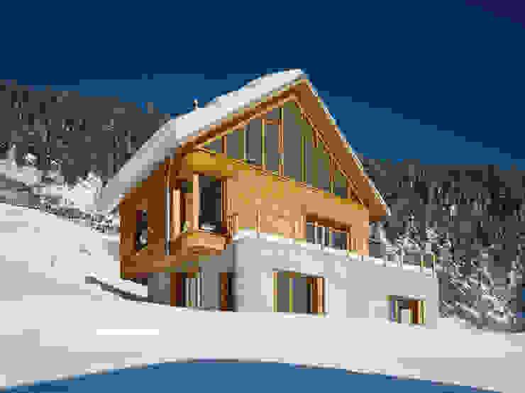 Ferienhaus in den Bündner Alpen, Drexler Architekten AG Drexler Architekten AG Himmel,Schnee,Fenster,Eigentum,Gebäude,Berg,Neigung,Haus,Baum,Gletscherlandschaft