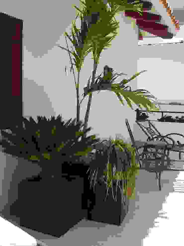 DIAZ DE LUNA SIGNATURE Nowoczesny balkon, taras i weranda