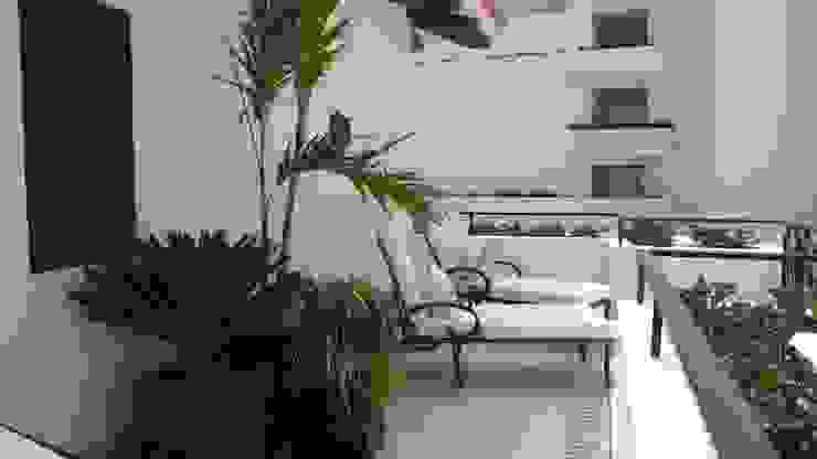 DIAZ DE LUNA SIGNATURE Nowoczesny balkon, taras i weranda