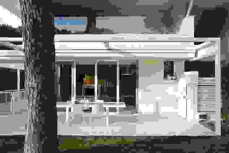 Casa BT.BM, Angeli - Brucoli Architetti Angeli - Brucoli Architetti Moderner Balkon, Veranda & Terrasse