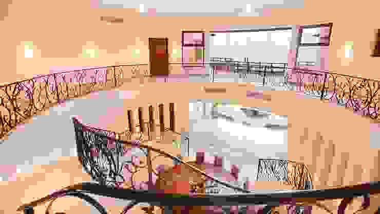 Mariposa House arqflores / architect Corredores, halls e escadas tropicais