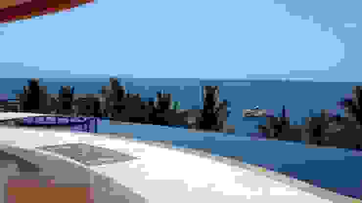 Mariposa House arqflores / architect Piscinas tropicais