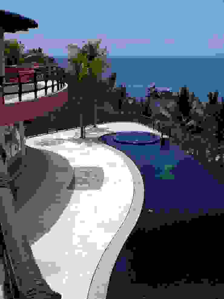 Mariposa House arqflores / architect Piscinas tropicais