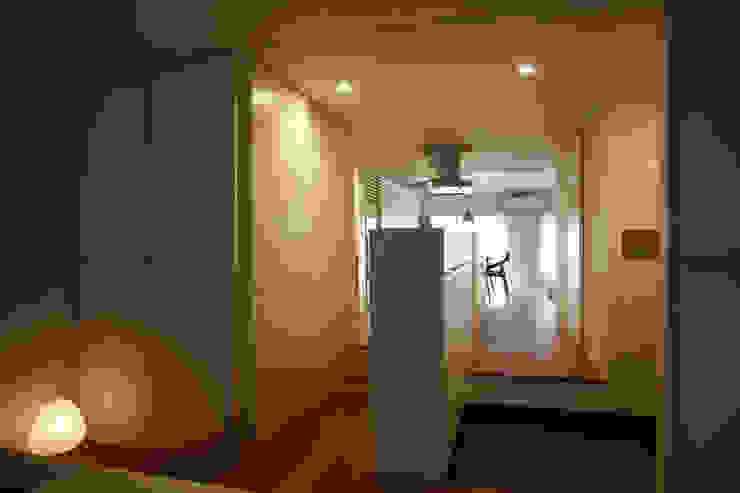 Minimalist corridor, hallway & stairs by ニュートラル建築設計事務所 Minimalist