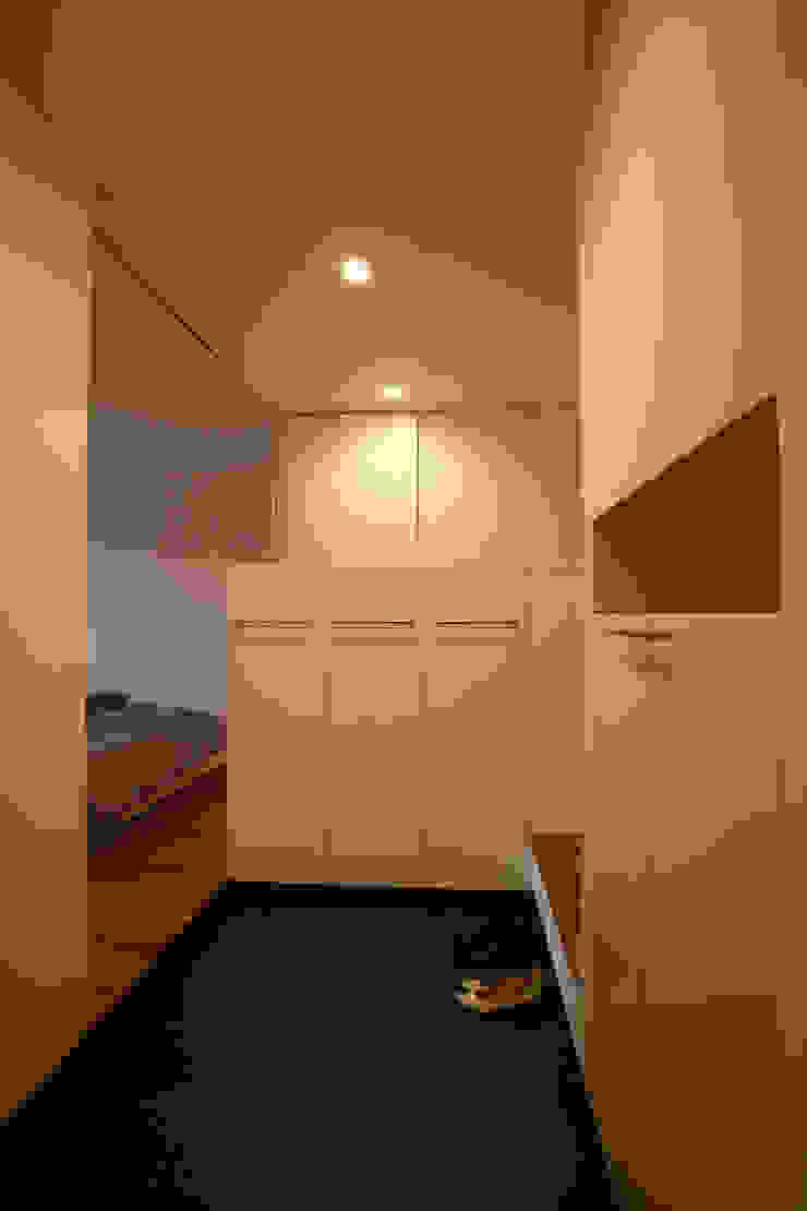 Minimalist corridor, hallway & stairs by ニュートラル建築設計事務所 Minimalist