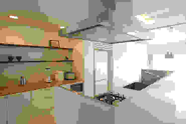 Minimalist kitchen by ニュートラル建築設計事務所 Minimalist