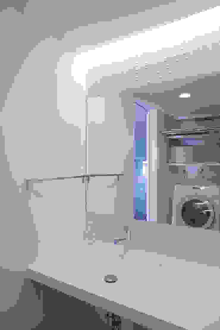 Minimalist bathroom by ニュートラル建築設計事務所 Minimalist