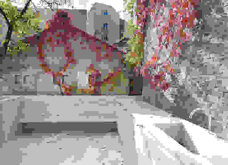 Orfila_Terraza Schneider Colao design Balcones y terrazas de estilo moderno Madera,Pared,Rojo,Fachada,Bienes raíces,Ramita,Techo,Tintes y sombras,Árbol,Pendiente