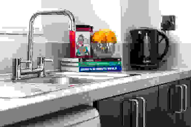 South London Apartment Bhavin Taylor Design مطبخ