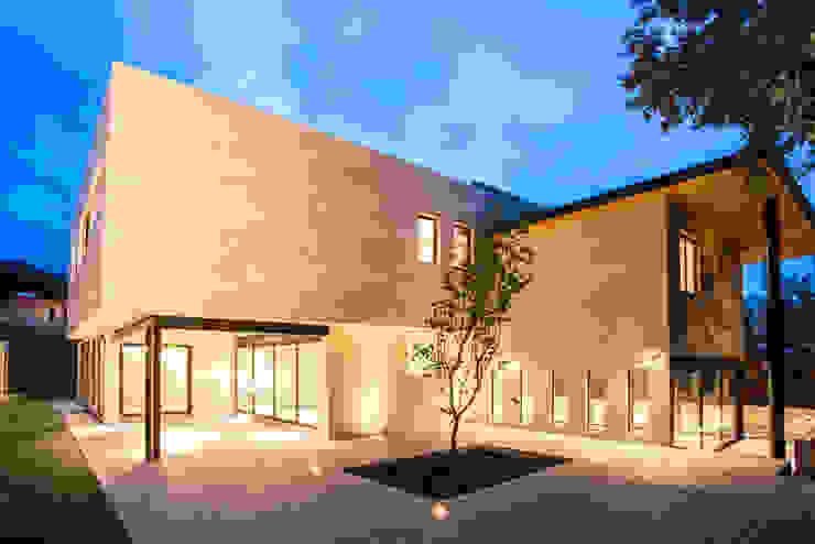 Sobrado + Ugalde Arquitectos 에클레틱 복도, 현관 & 계단