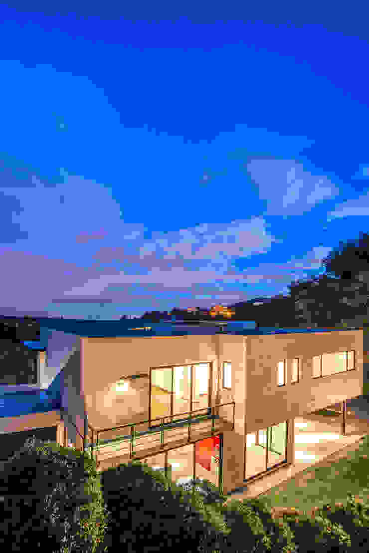 Sobrado + Ugalde Arquitectos 에클레틱 복도, 현관 & 계단