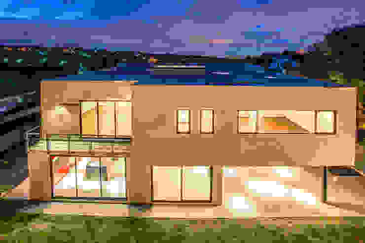 Sobrado + Ugalde Arquitectos 에클레틱 복도, 현관 & 계단