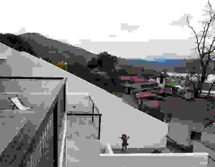 Dellekamp Arquitectos Minimalist balcony, veranda & terrace