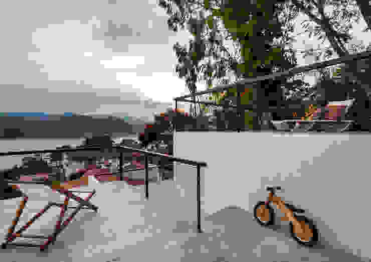 Dellekamp Arquitectos Minimalist balcony, veranda & terrace