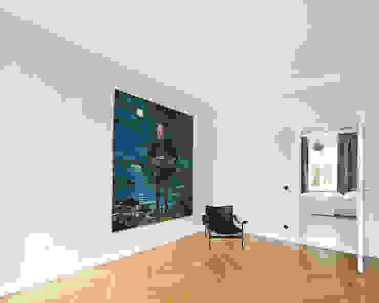 Salas de estar escandinavas por lifelife GmbH Escandinavo