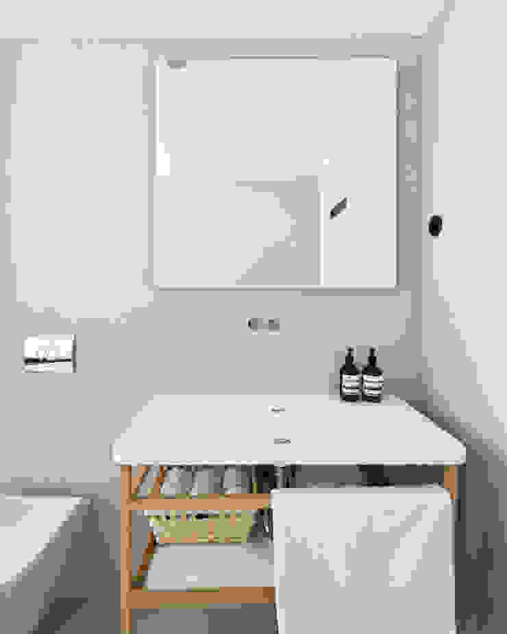 Salas de estar escandinavas por lifelife GmbH Escandinavo
