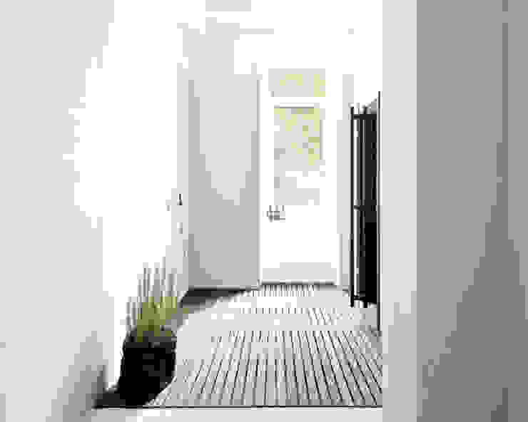Salas de estar escandinavas por lifelife GmbH Escandinavo