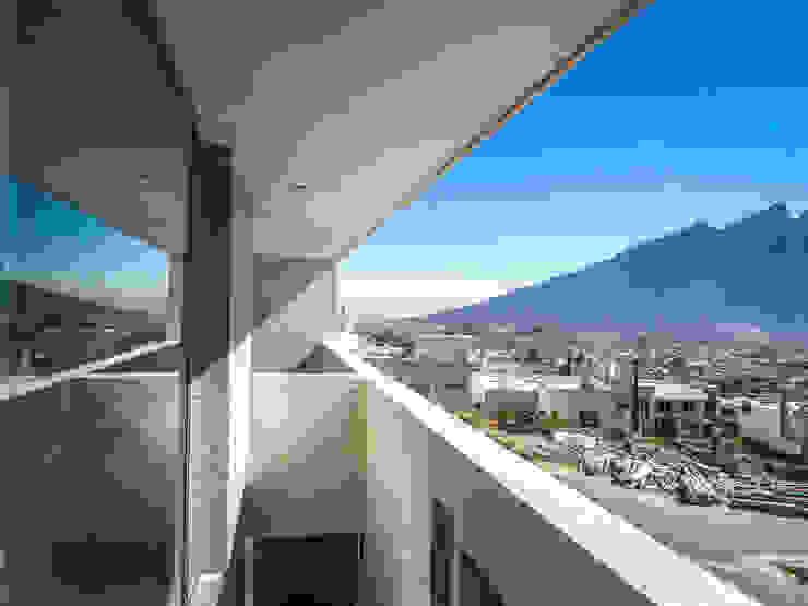 IPE HOUSE P+0 Arquitectura Balcones y terrazas modernos