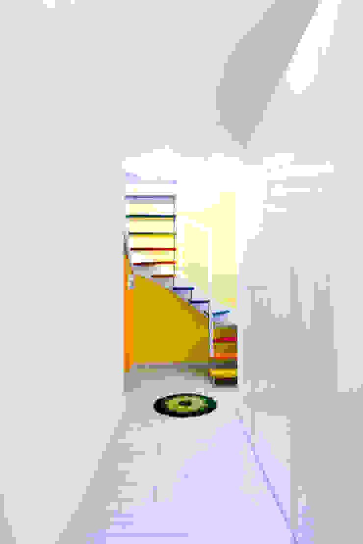 Vista dall'ingresso Arch. Fabio Pacillo Ingresso, Corridoio & Scale in stile moderno