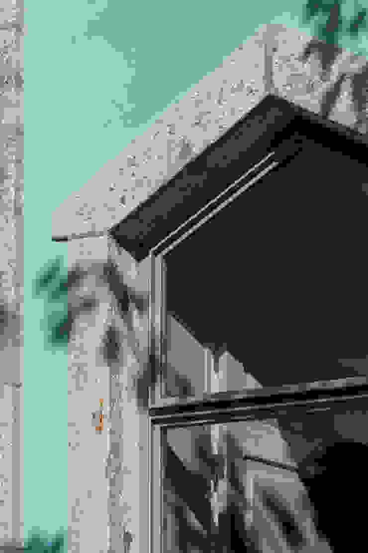 The Three Cusps Chalet Pintu & Jendela Gaya Eklektik Oleh Tiago do Vale Arquitectos Eklektik