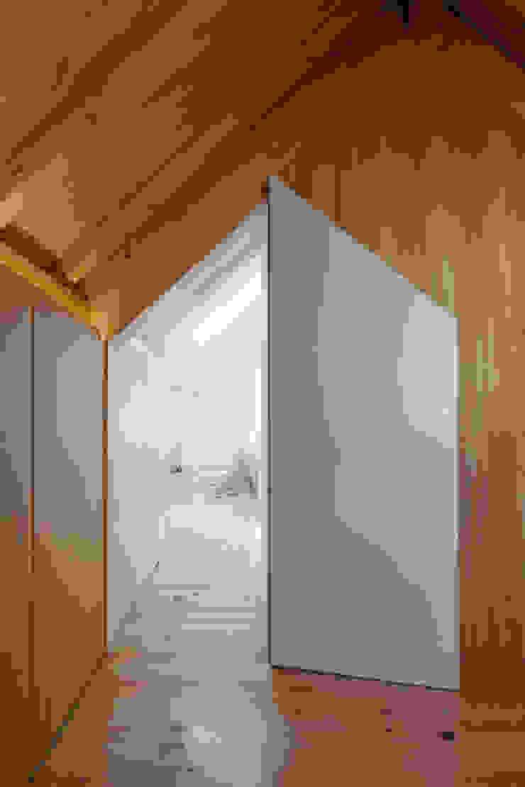 The Three Cusps Chalet Ruang Ganti Gaya Eklektik Oleh Tiago do Vale Arquitectos Eklektik