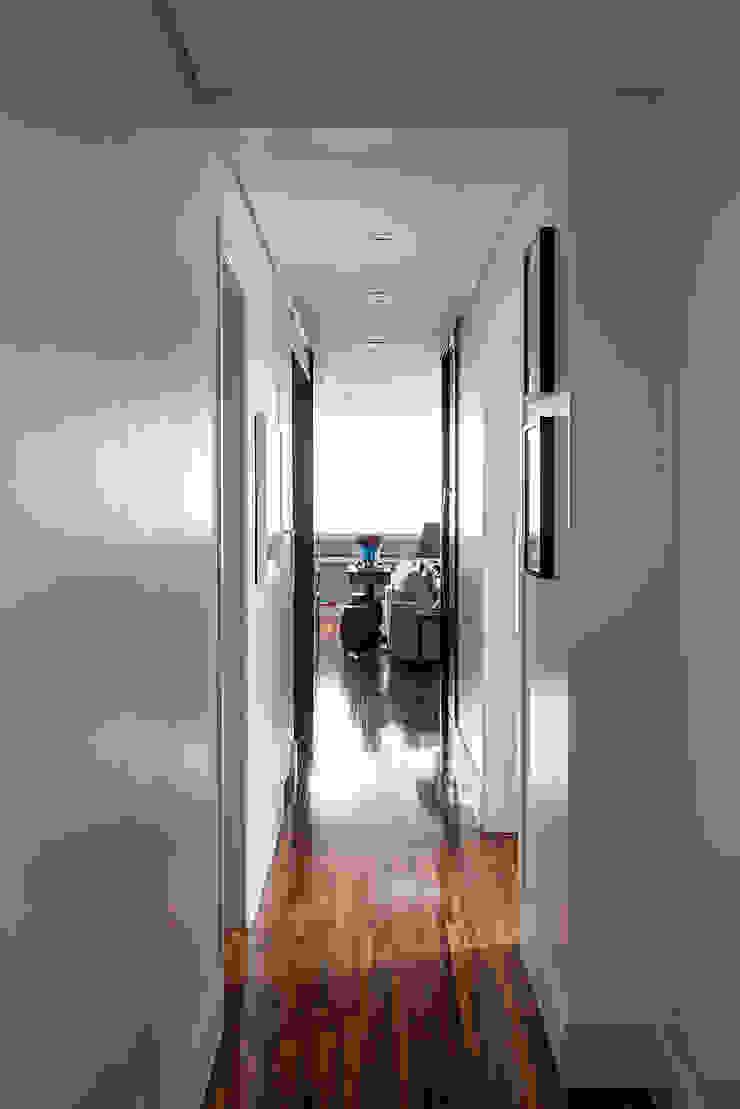 BJG Decorações de Interiores Ltda Classic corridor, hallway & stairs