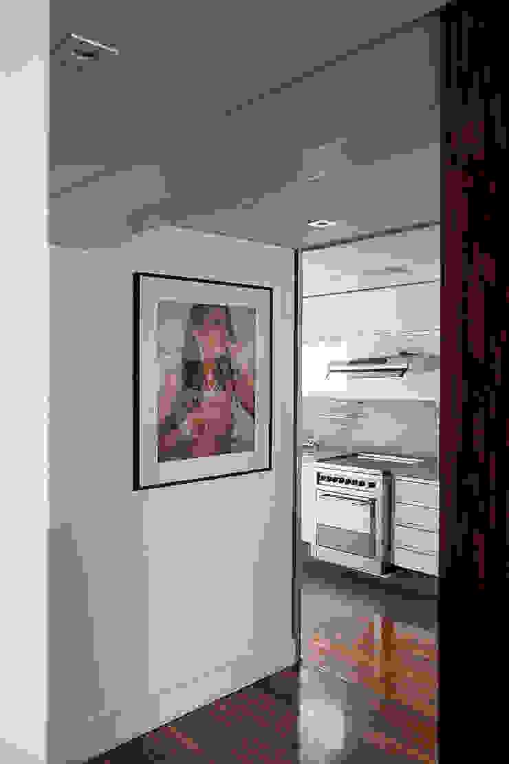 BJG Decorações de Interiores Ltda Classic corridor, hallway & stairs