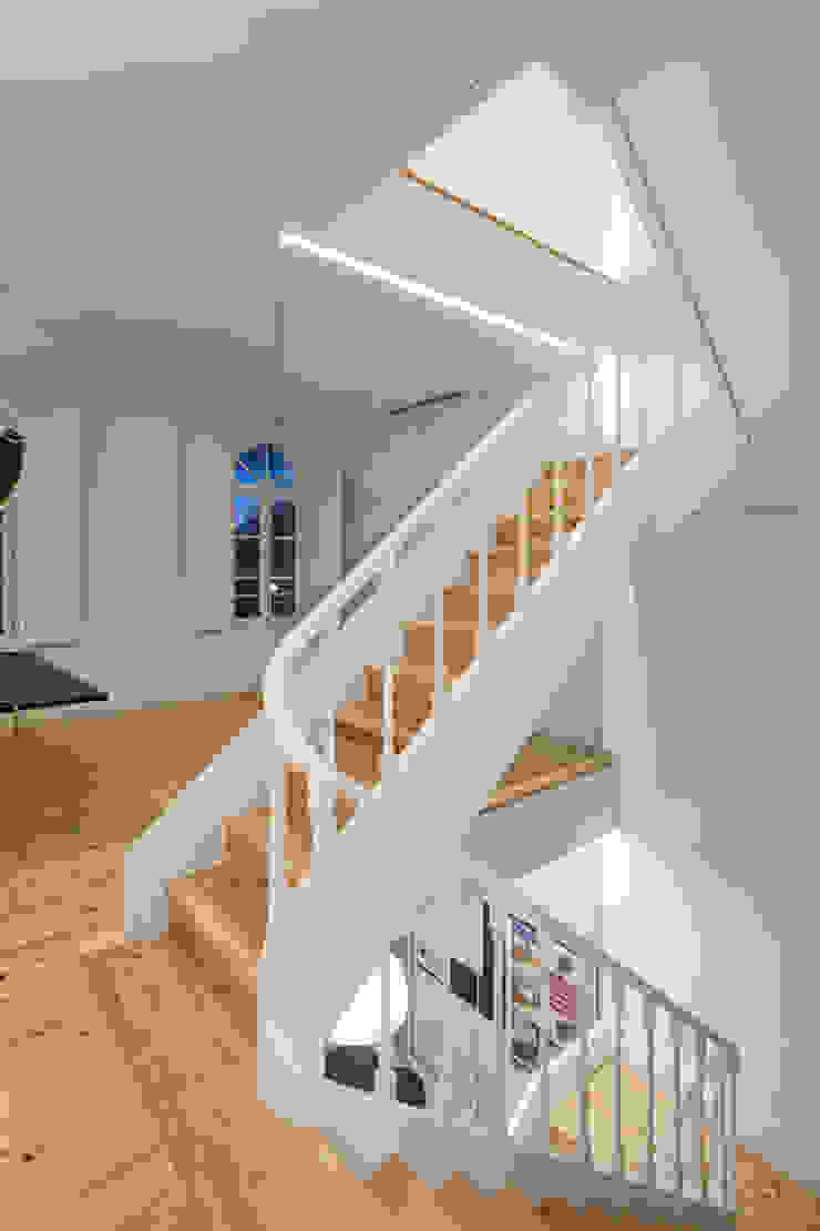 The Three Cusps Chalet Koridor & Tangga Gaya Eklektik Oleh Tiago do Vale Arquitectos Eklektik