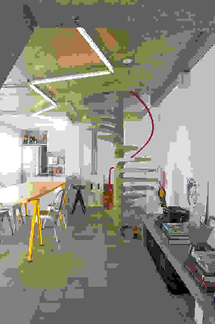 Residência Harmonia, Mauricio Arruda Design Mauricio Arruda Design Moderner Flur, Diele & Treppenhaus