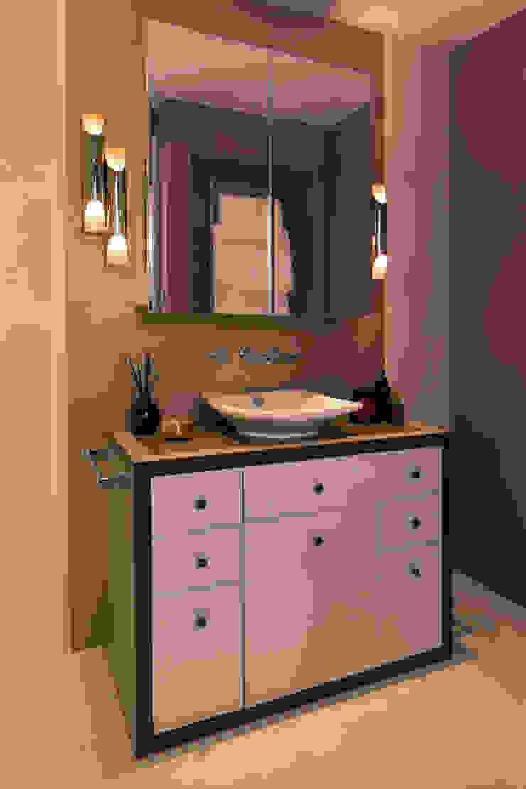 Guest Bathroom Casas de banho clássicas por Roselind Wilson Design Clássico