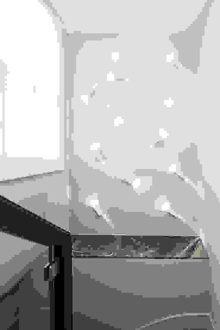 Eaton Mews North - Accent Lighting por Roselind Wilson Design Moderno