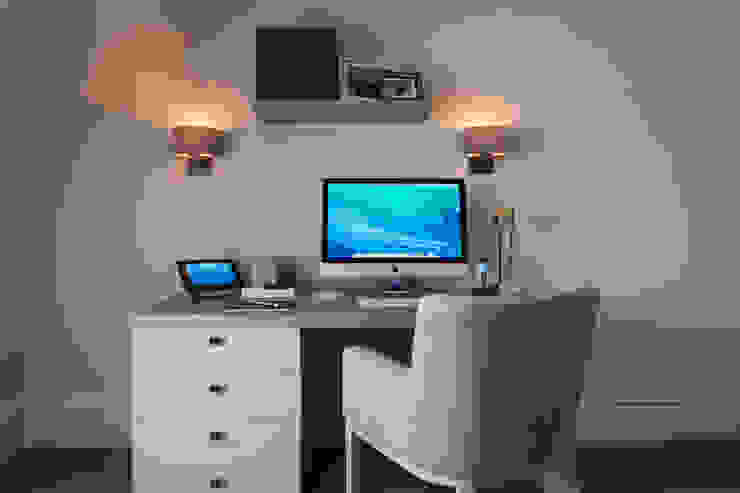 Home Office / Study por Roselind Wilson Design Clássico