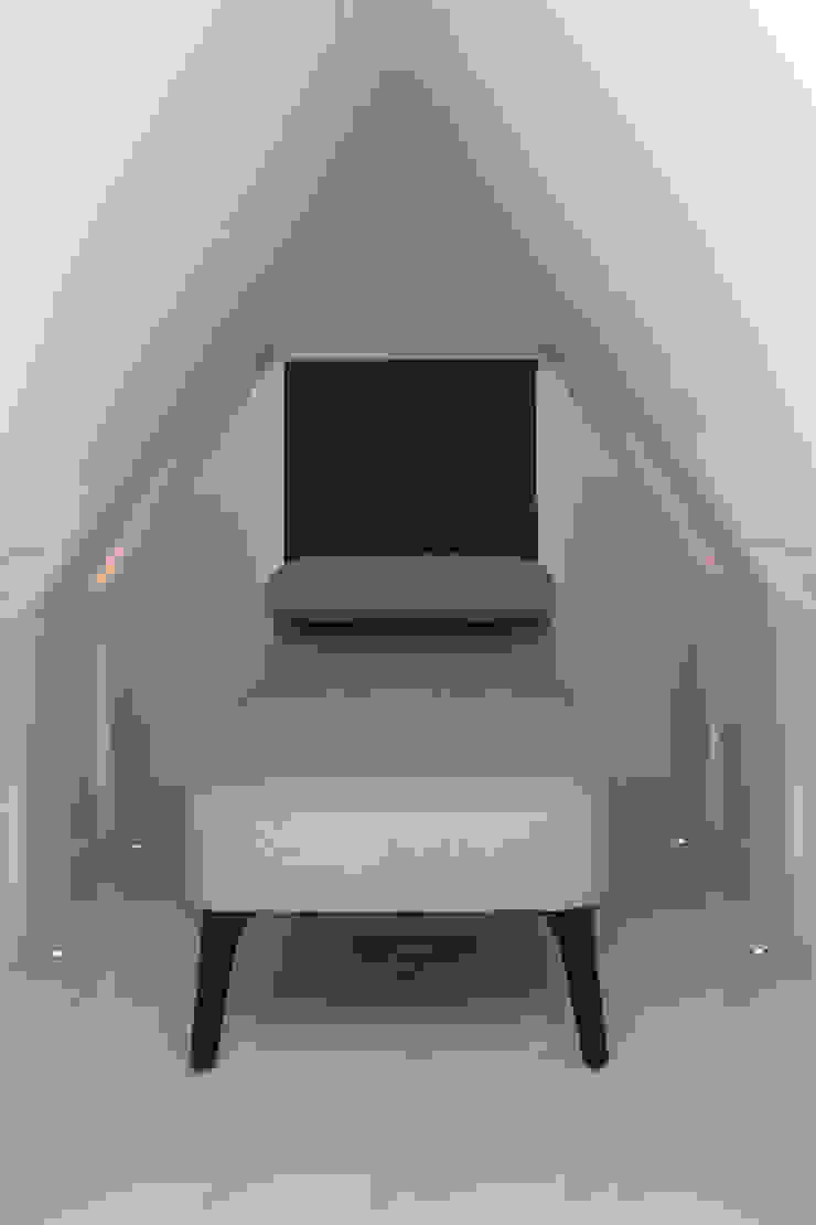 Master Bathroom por Roselind Wilson Design Clássico