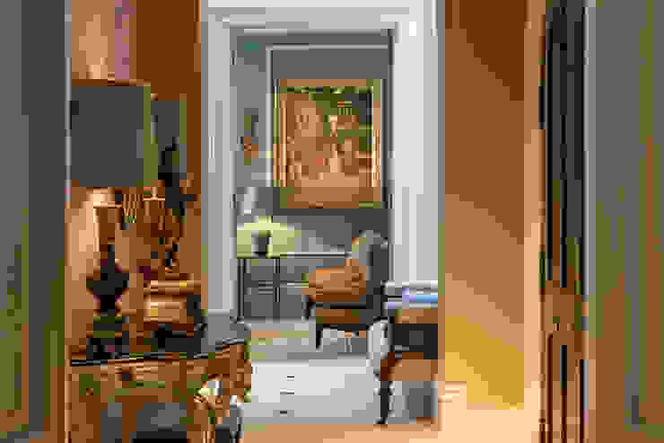 Entrance Hallway Roselind Wilson Design Koridor & Tangga Klasik hallway,luxury hallway,table,lamps,wall,carpet