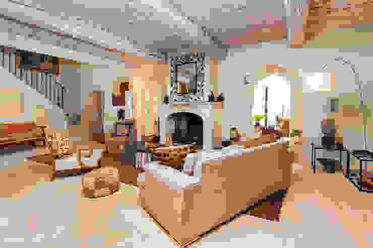 Une maison de village pas comme les autres, Pixcity Pixcity Rustic style living room