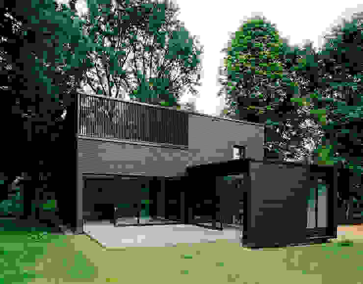 Privathaus bei Berlin IOX Architekten GmbH Casas minimalistas