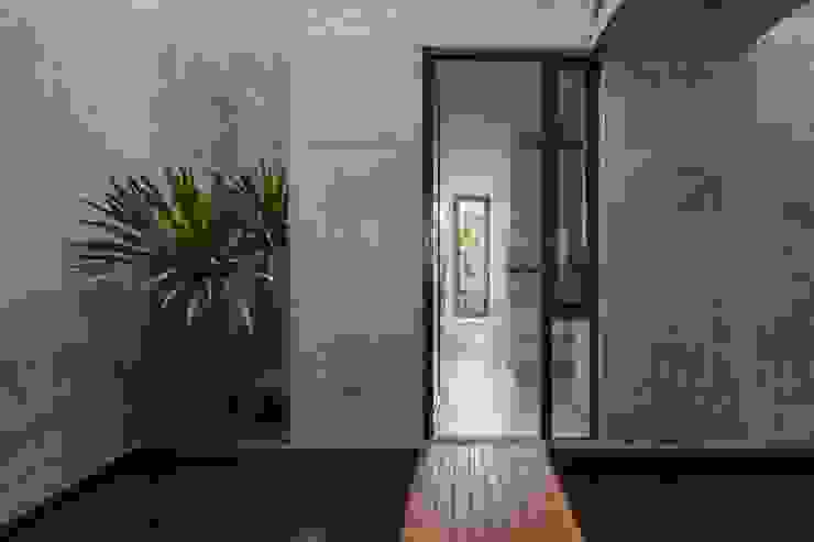 HYLA Architects Paredes y pisos de estilo moderno