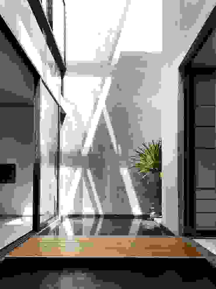 HYLA Architects Paredes y pisos de estilo moderno