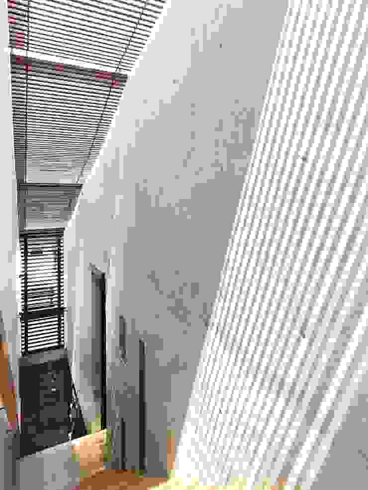 HYLA Architects Paredes y pisos de estilo moderno